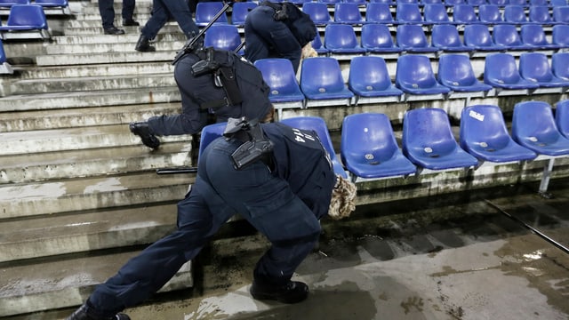Die Polizei in Hannover sucht unter den Sitzen im Stadion. Die Polizei in Hannover sucht unter den Sitzen im Stadion.