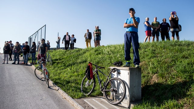 Zahlreiche Schaulustige verfolgen und fotografieren, wie das Haus vom Kran angehoben wird. Zahlreiche Schaulustige verfolgen und fotografieren, wie das Haus vom Kran angehoben wird.