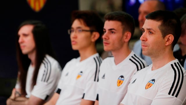 Vier junge Männer in Team-Trikots. Vier junge Männer in Team-Trikots.