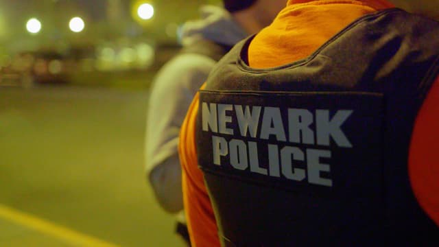 Polizist mit Anschrift auf Rücken «Newark Police» Polizist mit Anschrift auf Rücken «Newark Police»
