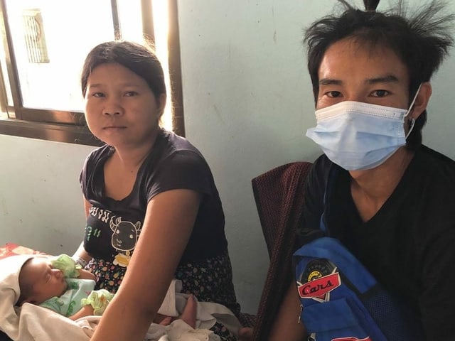 Die 24-jährige Burmesin Phyu Win mit ihrer eintägigen Tochter und ihr Mann Myo Min Oo Die 24-jährige Burmesin Phyu Win mit ihrer eintägigen Tochter und ihr Mann Myo Min Oo