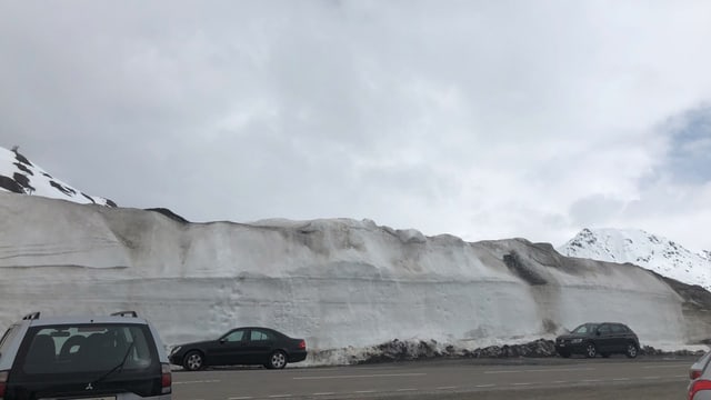 Riesige Schneewächten auf der Passhöhe am Oberalp. Riesige Schneewächten auf der Passhöhe am Oberalp.