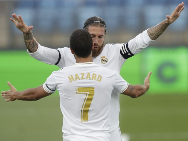 Verteidiger und Captain Sergio Ramos mit Eden Hazard. Verteidiger und Captain Sergio Ramos mit Eden Hazard.