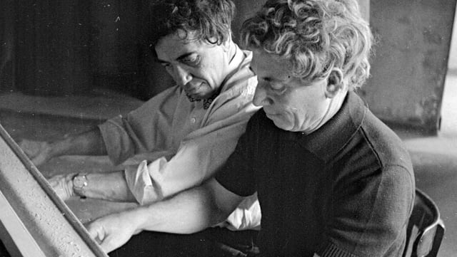 Auf dem Bild sind die zwei Brüder Chico und Harpo am Klavier spielen zu sehen. Auf dem Bild sind die zwei Brüder Chico und Harpo am Klavier spielen zu sehen.
