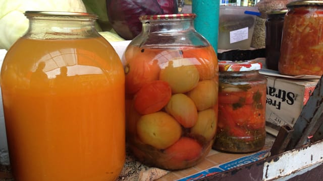 Preobraschenskij Markt: Einmachgläser, die aussehen wie Kunst Preobraschenskij Markt: Einmachgläser, die aussehen wie Kunst