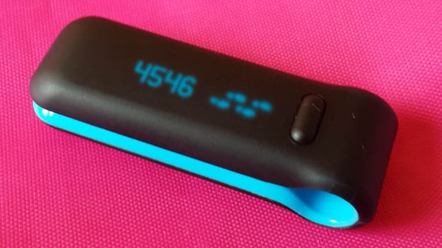 Fitbit, eine Art Wäscheklammer mit Bewegungssensor. Fitbit, eine Art Wäscheklammer mit Bewegungssensor.