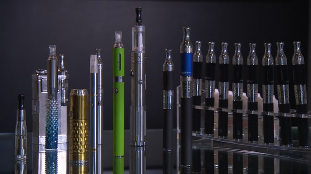 verschiedene E-Zigaretten nebeneinander aufgereiht. verschiedene E-Zigaretten nebeneinander aufgereiht.
