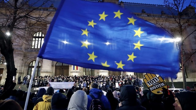Demonstranten mit EU-Fahnen Demonstranten mit EU-Fahnen