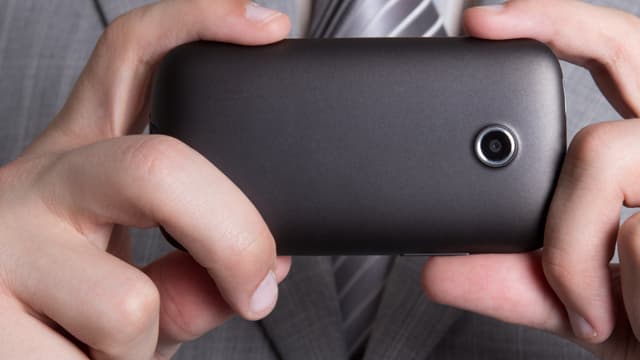 Mann mit Smartphone-Kamera Mann mit Smartphone-Kamera