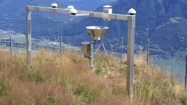 Blick auf die Messsensoren auf der Cimetta, mit Blick auf die Magadinoebene. Blick auf die Messsensoren auf der Cimetta, mit Blick auf die Magadinoebene.