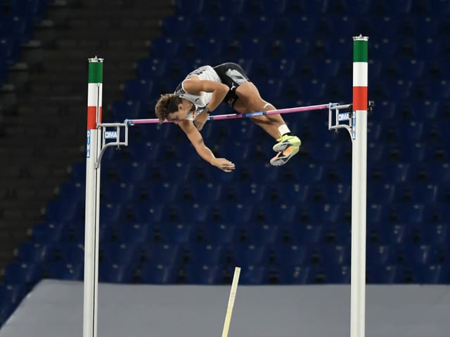 Armand Duplantis überspringt in Rom 6,15 m. Armand Duplantis überspringt in Rom 6,15 m.