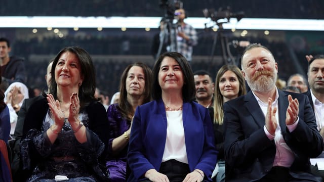 Pervin Buldan (links) und Sesai Temelli (rechts) nach der Wahl am Parteitag. Pervin Buldan (links) und Sesai Temelli (rechts) nach der Wahl am Parteitag.