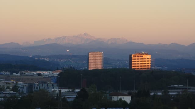 Blick am Samstagabend über Wallisellen zum Säntis, der in den letzten Sonnenstrahlen leuchtet. Blick am Samstagabend über Wallisellen zum Säntis, der in den letzten Sonnenstrahlen leuchtet.