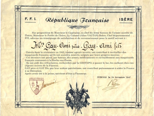 Urkunde drückt den Dank der Französischen Republik aus an den Onkel und Grossonkel der Schriftstellerin für ihre Unterstützung der Résistance. Urkunde drückt den Dank der Französischen Republik aus an den Onkel und Grossonkel der Schriftstellerin für ihre Unterstützung der Résistance.