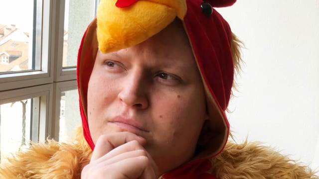 ein mann in einem hühnerkostüm ein mann in einem hühnerkostüm