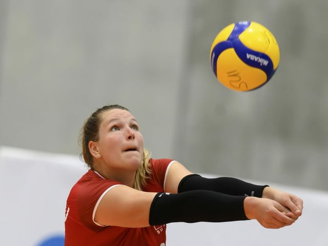 Sarah van Rooij bei der Ballabnahme. Sarah van Rooij bei der Ballabnahme.