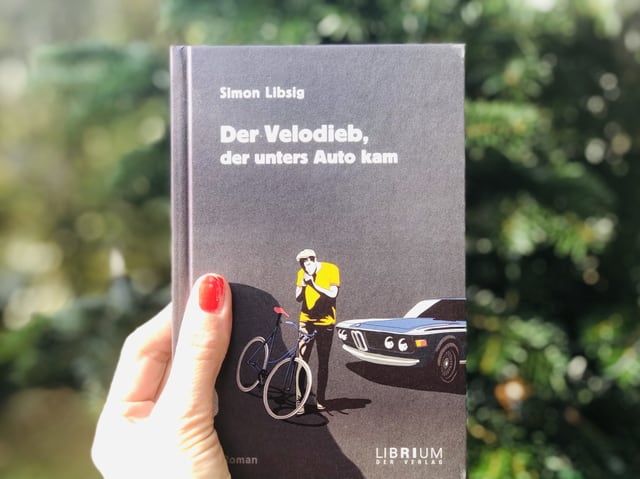Der Roman von Simon Lipsig: «Der Velodieb, der unters Auto kam» vor einem Weihnachtsbaum Der Roman von Simon Lipsig: «Der Velodieb, der unters Auto kam» vor einem Weihnachtsbaum