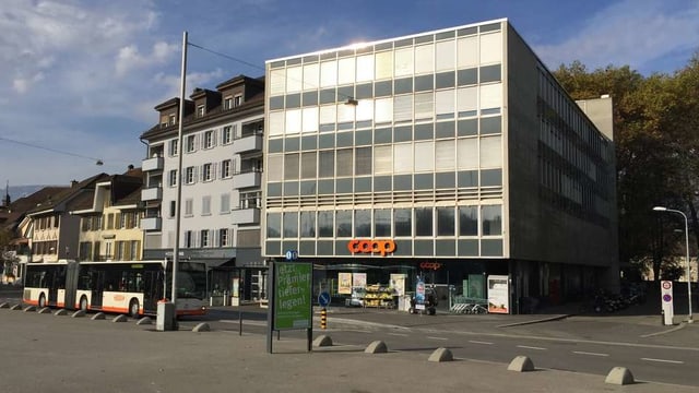 Graues Bürogebäude in einer Stadt. Graues Bürogebäude in einer Stadt.