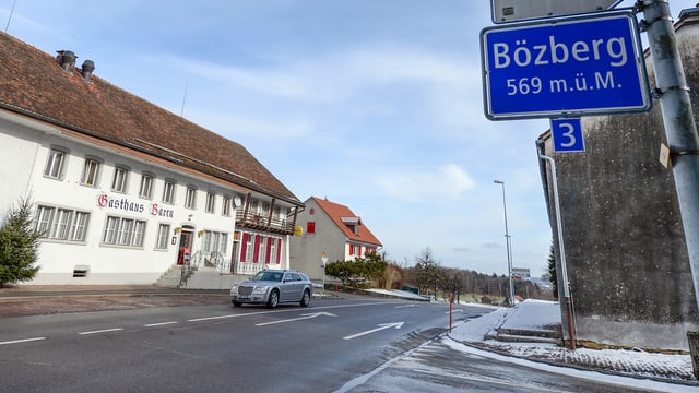 Schild und Restaurant auf der Passhöhe Bözberg Schild und Restaurant auf der Passhöhe Bözberg