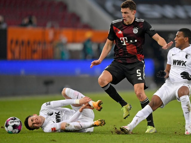 Ruben Vargas liegt auf dem Rasen. Ruben Vargas liegt auf dem Rasen.