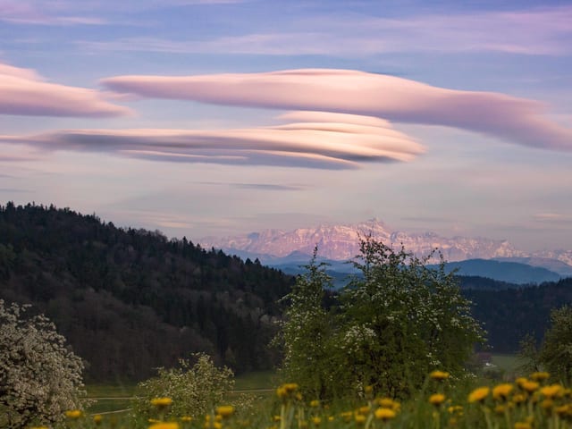 Föhnwolken leuchten im Abendrot über dem Säntis.