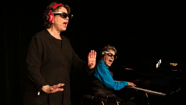 Das Duo Birkenmeier mit Sonnenbrillen und Kopfhörern auf der Bühne.