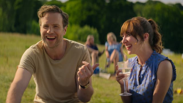Bei den Frohnaturen Jason (Rafe Spall) und Nikki (Esther Smith) klappt es mit dem Kinderwunsch noch nicht so ganz. Bei den Frohnaturen Jason (Rafe Spall) und Nikki (Esther Smith) klappt es mit dem Kinderwunsch noch nicht so ganz.