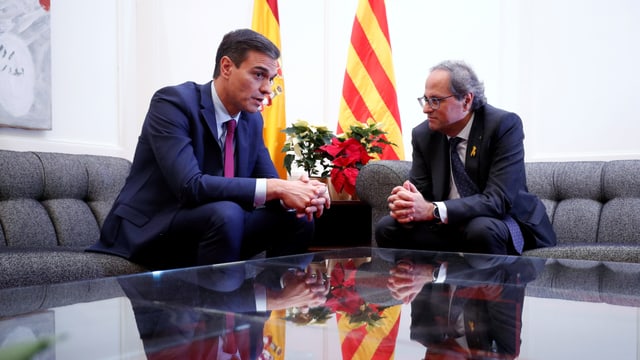 Sánchez und Torra sitzen beeinander. Sánchez und Torra sitzen beeinander.