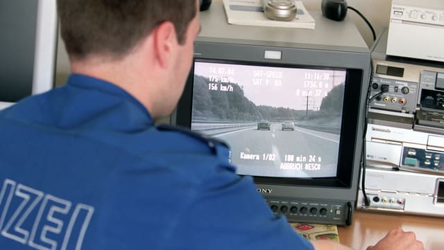 Polizei kontrolliert das Tempo von Autofahrern auf einem Bildschirm Polizei kontrolliert das Tempo von Autofahrern auf einem Bildschirm