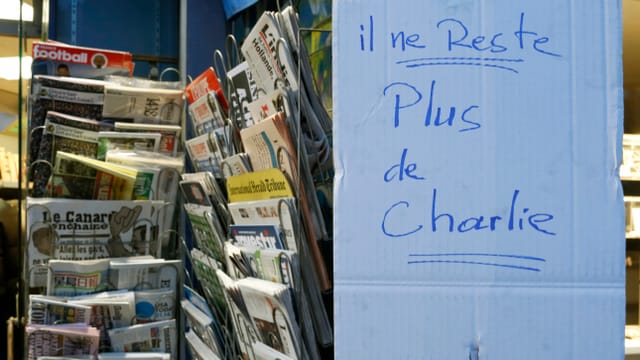 Kiosk in Frankreich mit einem Zettel, dass keine Ausgaben von «Charlie» mehr erhältlich sind. Kiosk in Frankreich mit einem Zettel, dass keine Ausgaben von «Charlie» mehr erhältlich sind.