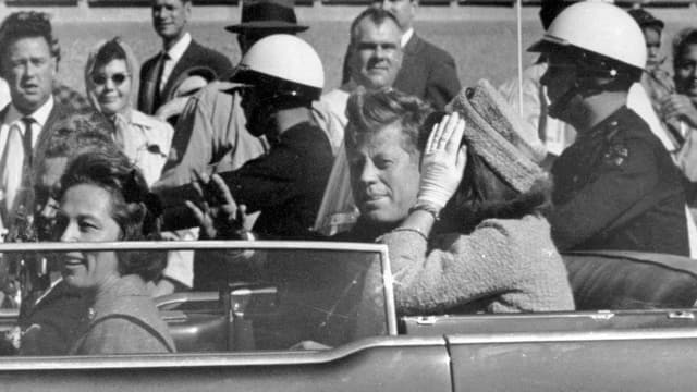 John F. Kennedy, Momente bevor er in Dallas erschossen wurde. John F. Kennedy, Momente bevor er in Dallas erschossen wurde.