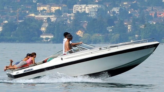 Ein Motorboot mit Personen. Ein Motorboot mit Personen.