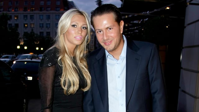 Petra Ecclestone und James Stunt abends auf der Strasse fotografiert. Petra Ecclestone und James Stunt abends auf der Strasse fotografiert.
