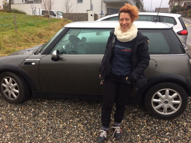 Frau vor Auto. Frau vor Auto.