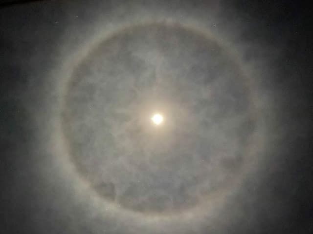 Am 8. Januar 2020 war dieser Mondhalo in Brünisried zu sehen. Am 8. Januar 2020 war dieser Mondhalo in Brünisried zu sehen.