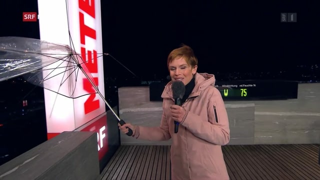Sandra Boner hält einen zerstörten Schirm auf dem Meteodach in der Hand. Sandra Boner hält einen zerstörten Schirm auf dem Meteodach in der Hand.