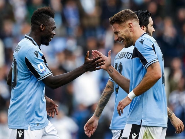 Die Lazio-Spieler Felipe Caicedo und Topskorer Ciro Immobile klatschen ab. Die Lazio-Spieler Felipe Caicedo und Topskorer Ciro Immobile klatschen ab.