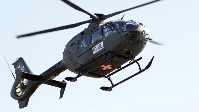 Ein Helikopter mit der Aufschrift Polizei fliegt in der Luft Ein Helikopter mit der Aufschrift Polizei fliegt in der Luft