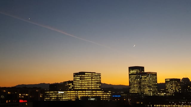 Abendstimmung über den Dächern von Zürich-Nord Abendstimmung über den Dächern von Zürich-Nord