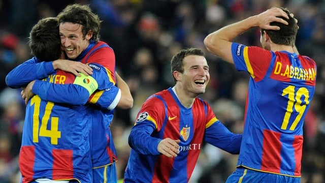 Die Basler Spieler jubeln nach dem Sieg gegen Manchester United 2011 Die Basler Spieler jubeln nach dem Sieg gegen Manchester United 2011