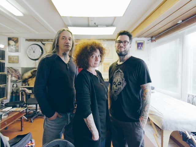 Ein Teil der Familie Leu: Filip, seine Frau Titine und deren Bruder Matthieu in ihrem Studio «The Leu Family's Family Iron» in Sainte-Croix VD. Die Familie Leu hat die Tätowier-Welt geprägt wie kaum andere.
