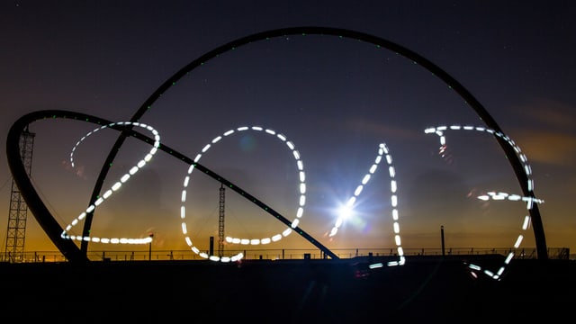 Die Zahl 2017 aus weissen Lichtpunkten vor einem Abendhimmel mit Achterbahn im Hintegrund. Die Zahl 2017 aus weissen Lichtpunkten vor einem Abendhimmel mit Achterbahn im Hintegrund.