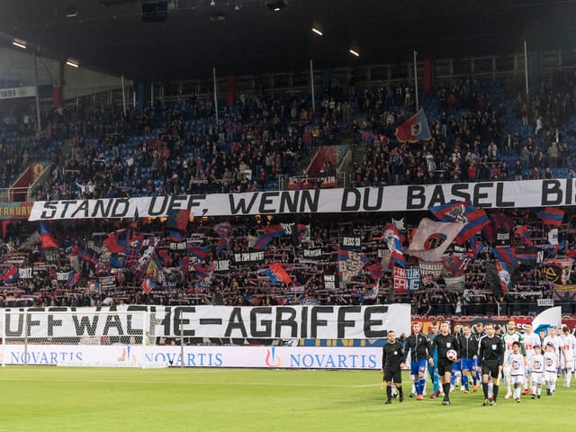 FCB Fans mit Spruchband FCB Fans mit Spruchband