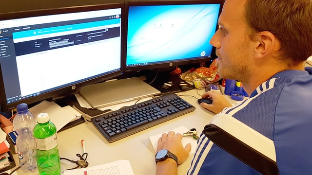 Joël Langenauer, Diagnostiker beim FCB, sitzt vor zwei Computermonitoren. Joël Langenauer, Diagnostiker beim FCB, sitzt vor zwei Computermonitoren.