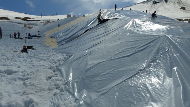 Der Schneehaufen aus der Nähe Der Schneehaufen aus der Nähe