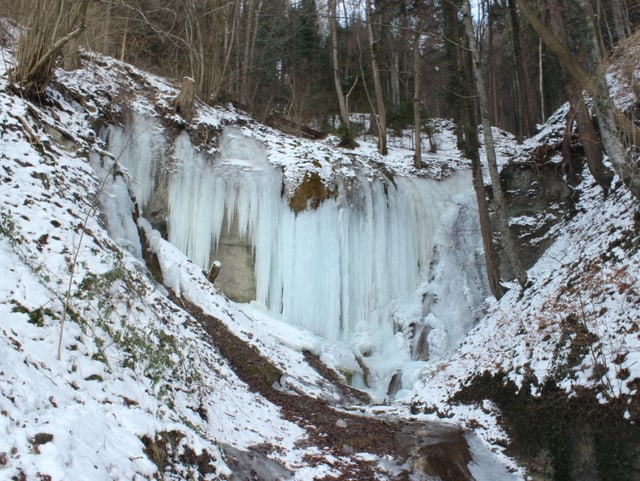 Eiszapfen in Toffen BE. Nun hat die Eiszeit ein Ende.