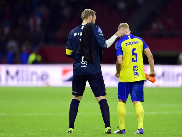 Stevens hält einen Mitspieler an der Schulter.