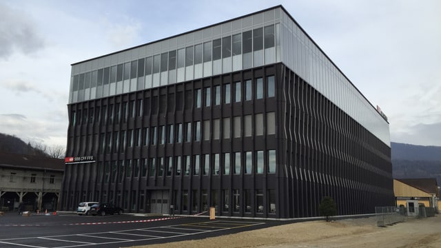 Dunkles Bürogebäude. Dunkles Bürogebäude.