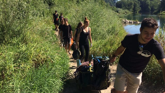 Jugendliche putzen das Aareufer Jugendliche putzen das Aareufer