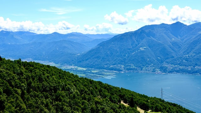 Blick von der Cimetta oberhalb von Locarno auf die Magadinoebene. Blick von der Cimetta oberhalb von Locarno auf die Magadinoebene.